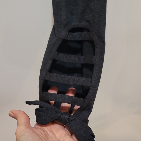 Chic Black Leggings with Bow Detail - Picture 5 of 9